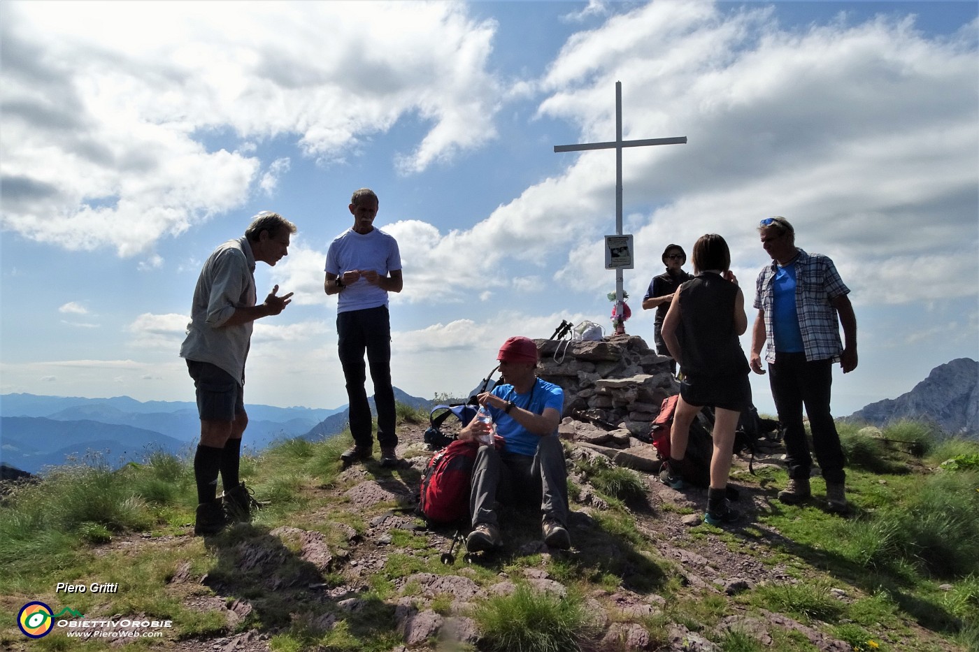 34 Alla croce di vetta della Cima di Mezzeno - Giovanni Paolo II (2230 m).JPG